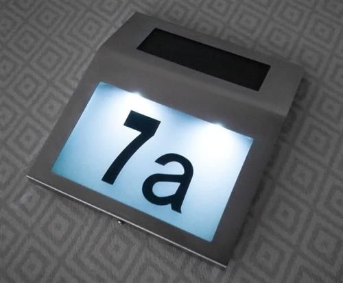 Napelemes házszám tábla