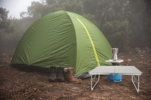 Összecsukható alacsony kempingasztal, hordozófüllel, 63 x 27 x 36 cm