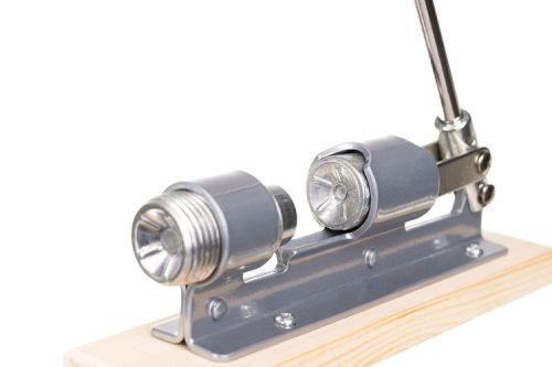 Diótörő állványon