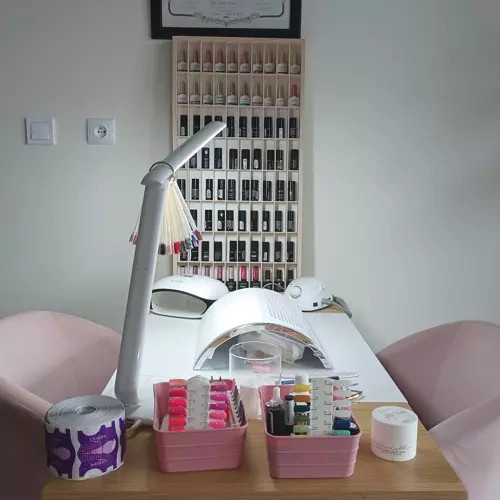 Fa tárolópolc kisautókhoz a gyerekszobába, 80 rekesszel