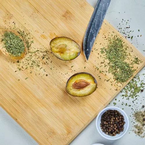 4 db-os bambusz vágódeszka szett jelölésekkel, tartóban