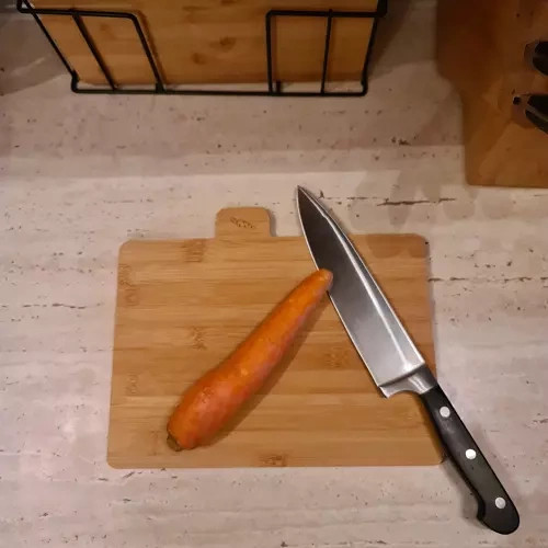 4 db-os bambusz vágódeszka szett jelölésekkel, tartóban