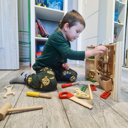 Fából készült szerszámkészlet dobozban, rengeteg szerszámmal