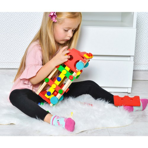 Fából készült játék teherautó, csavarokkal