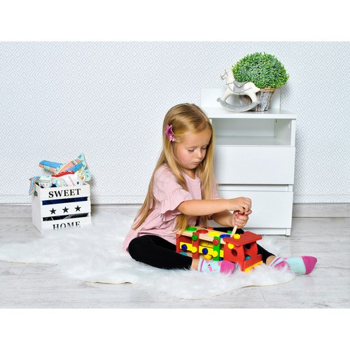 Fából készült játék teherautó, csavarokkal