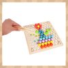 Fából készült kirakós színes gyöngyökkel, motorikus készségek fejlesztéséhez