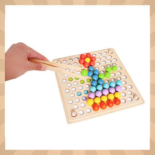 Fából készült kirakós színes gyöngyökkel, motorikus készségek fejlesztéséhez