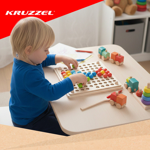 Fából készült kirakós színes gyöngyökkel, motorikus készségek fejlesztéséhez