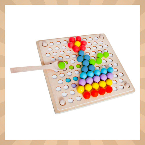 Fából készült kirakós színes gyöngyökkel, motorikus készségek fejlesztéséhez