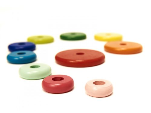 Fából készült piramis alaptoronnyal szivárvány szortírozóval