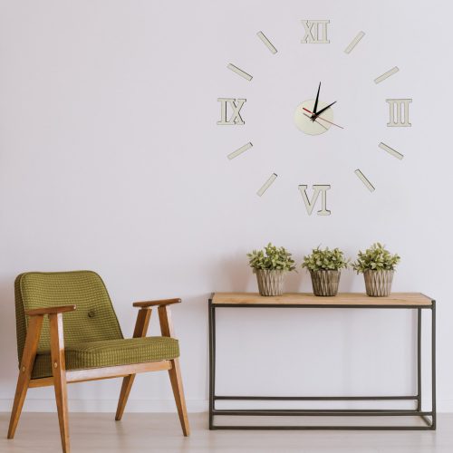 Falióra ezüst római számokkal